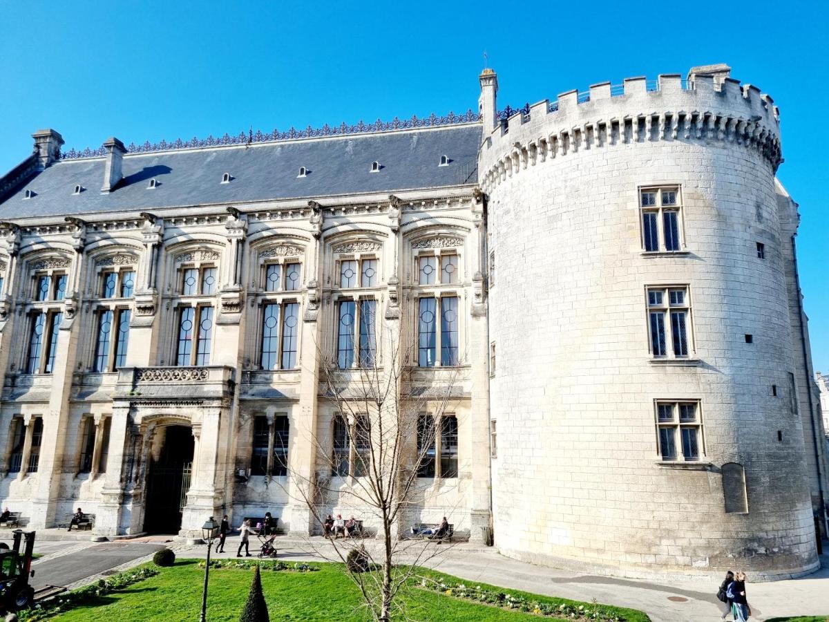 Face A L'Hotel De Ville Grand Et Lumineux Appartement Ангулем Экстерьер фото